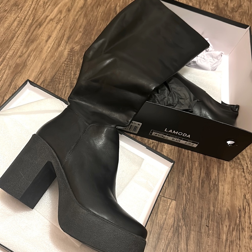LAMODA SLICK NICKS WIDE CALF PLATFORM KNEE HIGH BOOTS- BLACK- SIZE 8- 🖤
